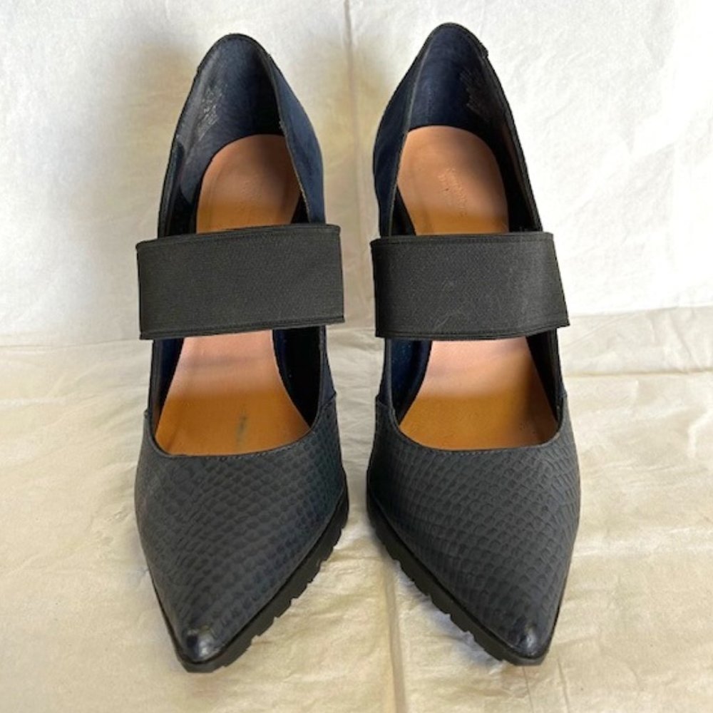 Simply Vera - Vera Wang Navy Blue Heels - Closed Toe Size 8 - 4in Heels - Strap